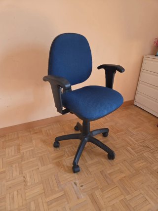 Silla de oficina ergonómica azul y negra