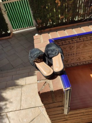 Zuecos negros charol con detalle floral