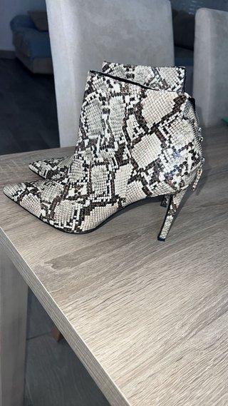Botines de tacón con estampado de serpiente