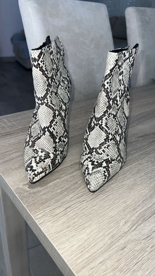 Botines de tacón con estampado de serpiente