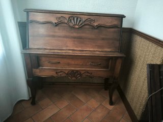 Escritorio de madera antiguo