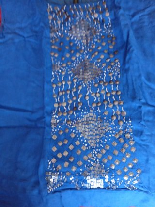 Blusa azul con adornos plateados
