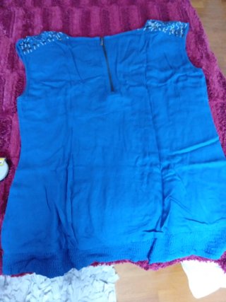 Blusa azul con adornos plateados