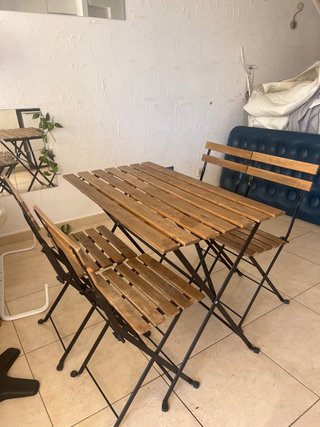Mesa y sillas plegables terraza madera