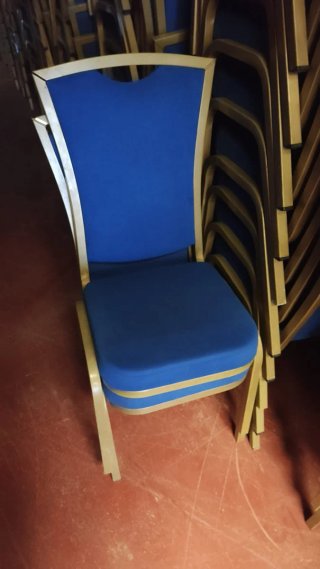 Sillas de banquete azules y doradas