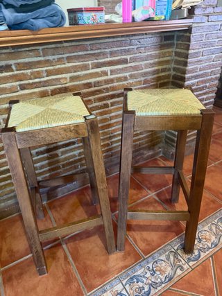 Bancos altos de madera y tejido