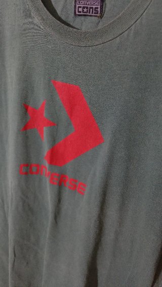 T-shirt Converse verde con logo rosso