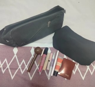 Neceser negro con maquillaje