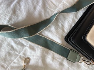 Bolso negro y verde con pañuelo