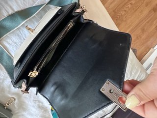 Bolso negro y verde con pañuelo