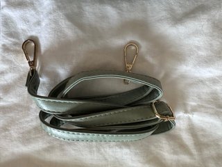 Bolso negro y verde con pañuelo