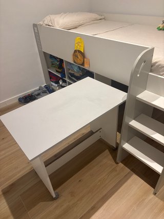 Cama alta infantil blanca con escritorio incluido