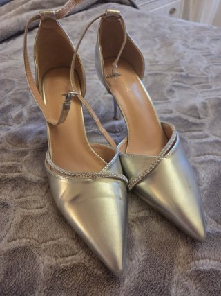 Zapatos de tacón plateados con tiras