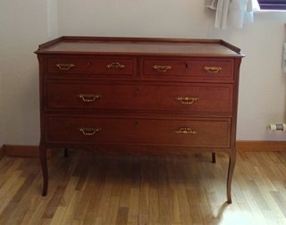 Cómoda de madera con 4 cajones