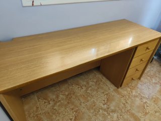 Mesa de escritorio de madera