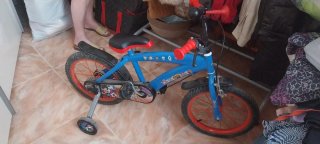 Bicicleta infantil azul con ruedines