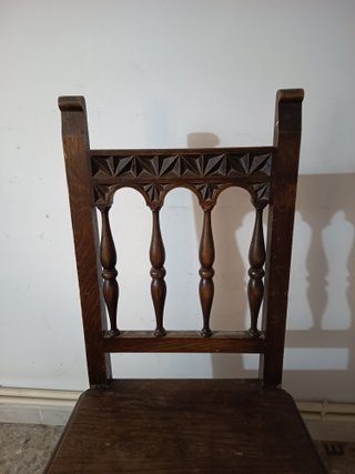 Silla antigua de madera tallada