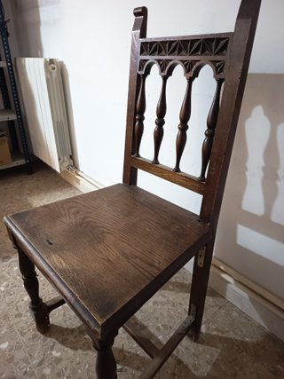 Silla antigua de madera tallada