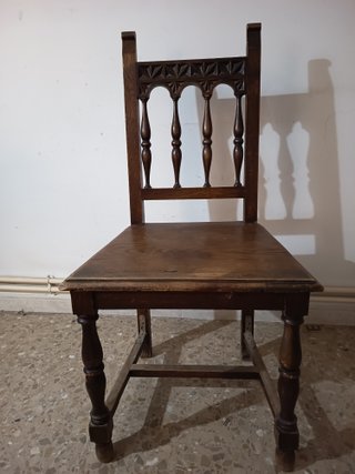 Silla antigua de madera tallada