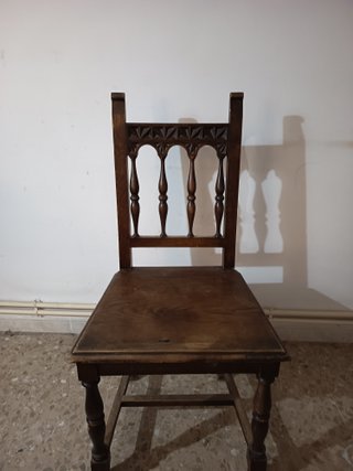 Silla antigua de madera tallada