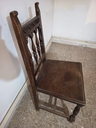 Silla antigua de madera tallada