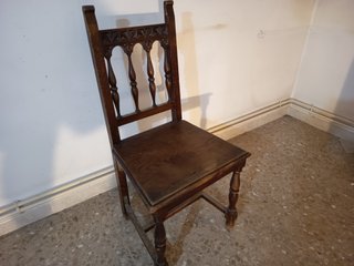 Silla antigua de madera tallada
