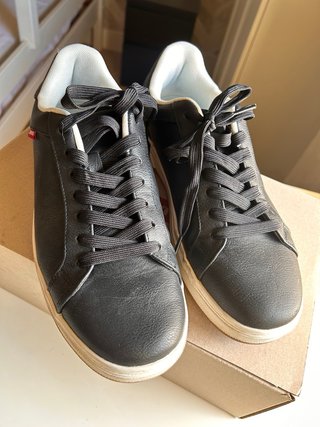 Zapatillas Levi's Negras y Blancas
