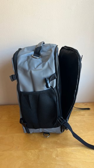 Mochila de cabina gris, Tamaño bajo asiento avión
