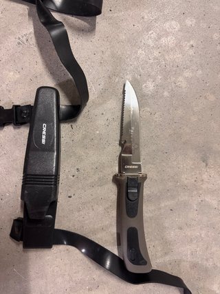 Cuchillo Cressi con funda