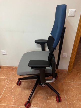 Sillas Steelcase roja y negra 600 unidad