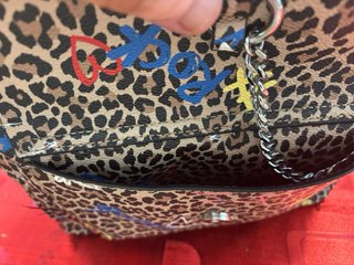 Mochila Parfois estampado leopardo y grafiti