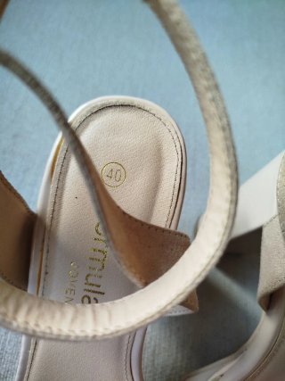 Sandalias beige tacón ancho talla 40