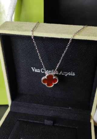 Van Cleef & Arpels - Collar trébol Granate