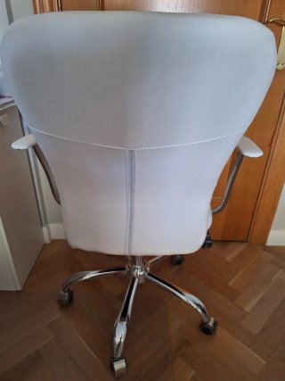 Silla de oficina blanca