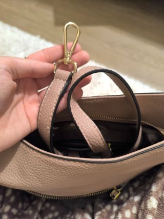 Bolso de mano rosa y dorado de la marca Abbacino