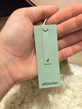 Bolso de mano rosa y dorado de la marca Abbacino