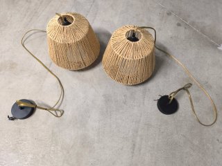 2 Lámparas colgantes, diseño beige y dorado