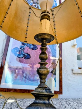 Lampadario da tavolo con scritte antiche