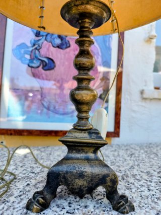 Lampadario da tavolo con scritte antiche