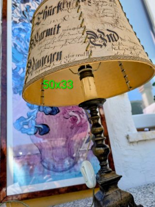 Lampadario da tavolo con scritte antiche