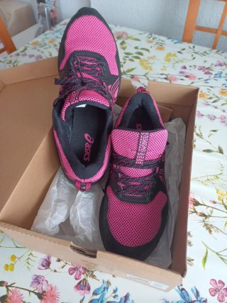 Zapatillas deportivas Asics rosas y negras