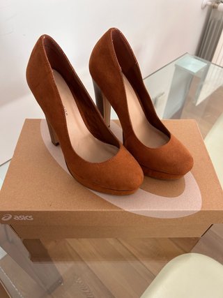 Zapatos de tacón marrón ante sin usar