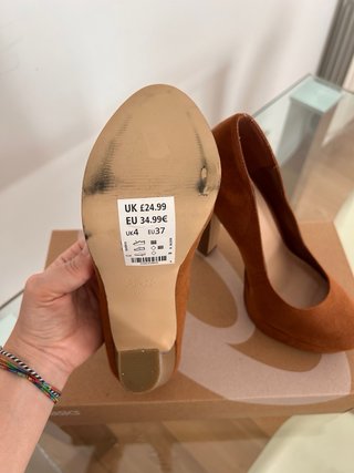 Zapatos de tacón marrón ante sin usar