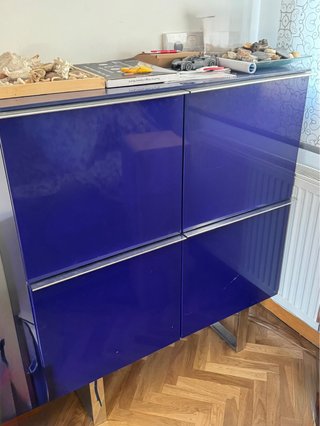 Aparador diseño azul con tiradores en plata