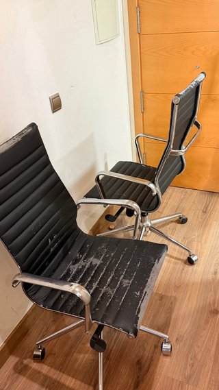 Sillón de oficina piel negro desgastado