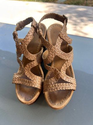 Sandalias de piel trenzada con cuña de madera