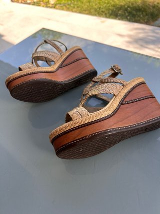 Sandalias de piel trenzada con cuña de madera