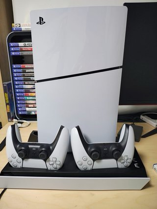 PS5 Slim con 2 mandos, base y 2 juegos