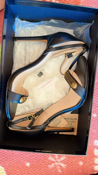 Sandalias Guess by Marciano tacón negro y dorado