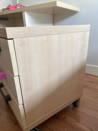 Cajonera de madera con ruedas